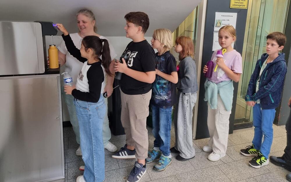 Bild der Klasse 5a am Trinkwasserspender