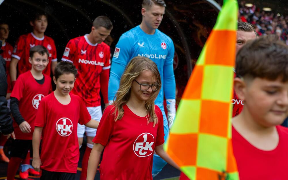 Schüler des PIH laufen mit der Mannschaft des 1. FC Kaiserslautern ein